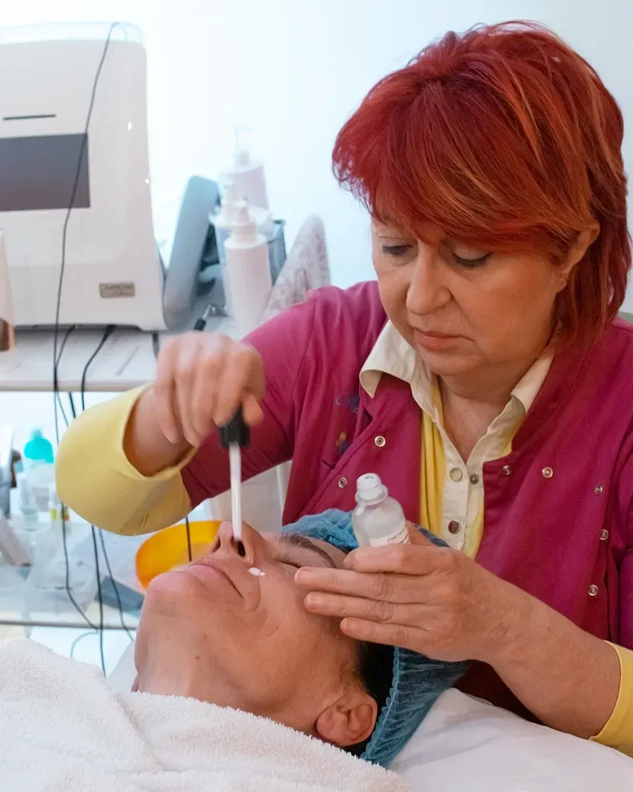 Mira Korać Đorđević tokom tretmana lica u Salonu M